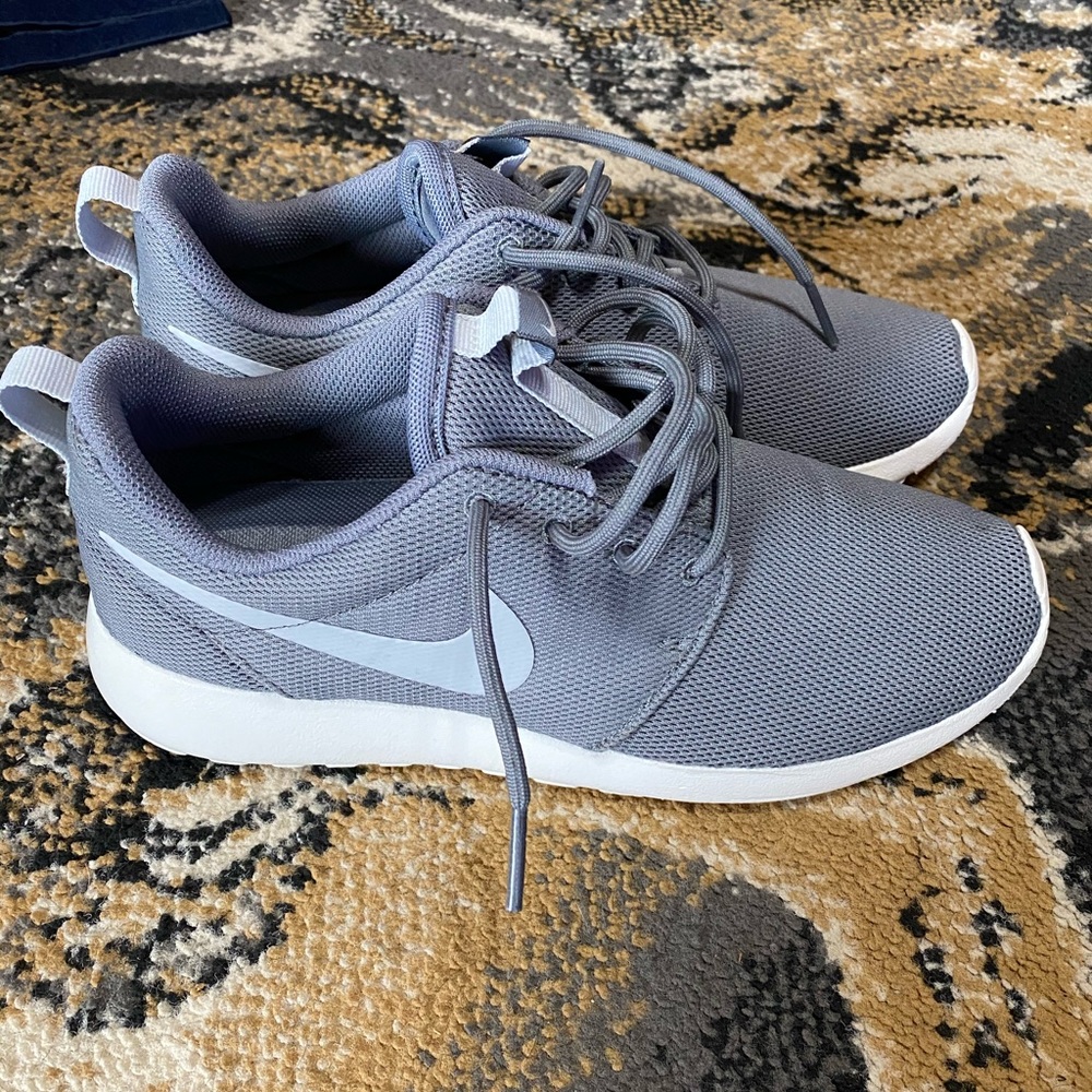 Nike Roshe Women’s 7.5